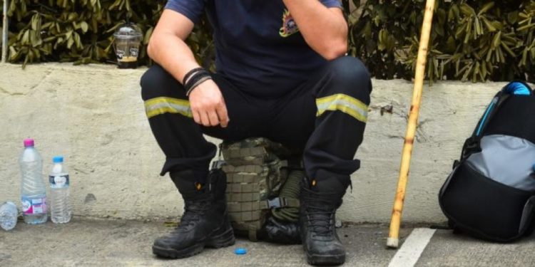 Alldaynews.gr Συγγενής θύματος στο Μάτι πλάκωσε Αξιωματικό της Πυροσβεστικής!