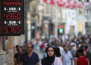 Πανικός στις αγορές της Τουρκίας: «Δεν πουλάμε, αλλά είμαστε υποχρεωμένοι να ερχόμαστε για να βγάλουμε το ψωμί μας»