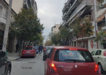 Λάρισα: Ο δήμαρχος σταμάτησε και τα έψαλλε σε οδηγό για το πάρκινγκ
