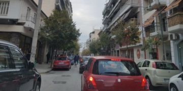 Alldaynews.gr Λάρισα: Ο δήμαρχος σταμάτησε και τα έψαλλε σε οδηγό για το πάρκινγκ