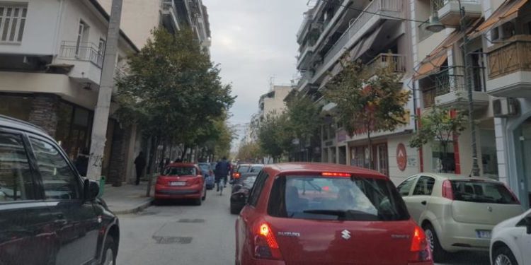 Alldaynews.gr Λάρισα: Ο δήμαρχος σταμάτησε και τα έψαλλε σε οδηγό για το πάρκινγκ