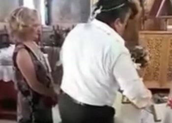 Ο γαμπρός ξενύχιασε τη νύφη την ώρα του γάμου – (video)