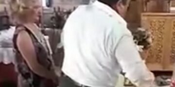 Ο γαμπρός ξενύχιασε τη νύφη την ώρα του γάμου – (video)