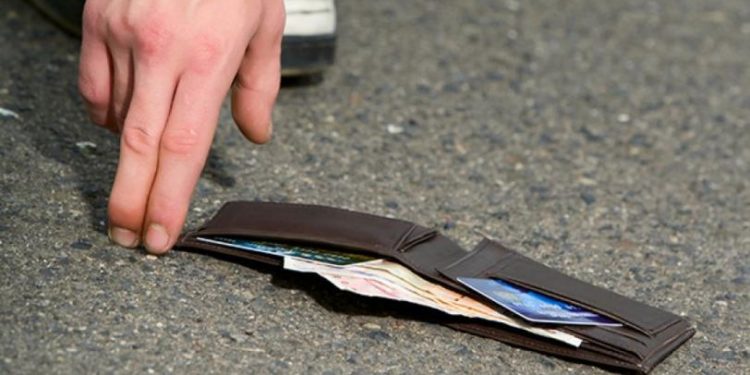 Alldaynews.gr Τουρίστες στην Κρήτη βρήκαν πορτοφόλι με 7000 ευρώ και το παρέδωσαν!