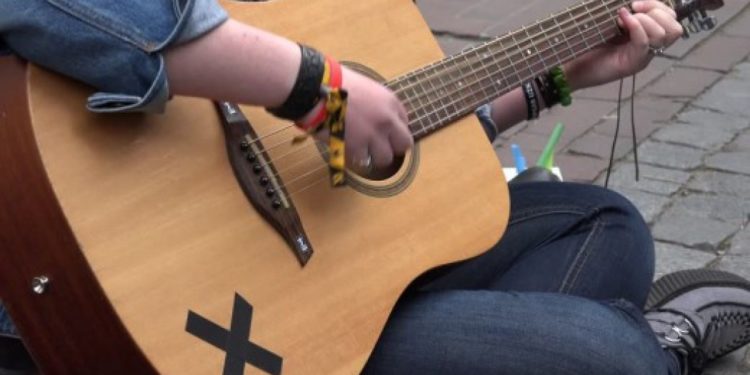 Alldaynews.gr Θεσσαλονίκη: Συνέλαβαν νεαρή μουσικό του δρόμου