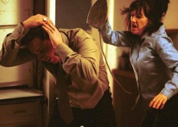 Alldaynews.gr Τρεις στους 10 Έλληνες τρώνε ξύλο από τη γυναίκα τους σύμφωνα με νέα έρευνα- Το ξύλο που τρώει ο Έλληνας δεν το τρώει άλλος κανένας