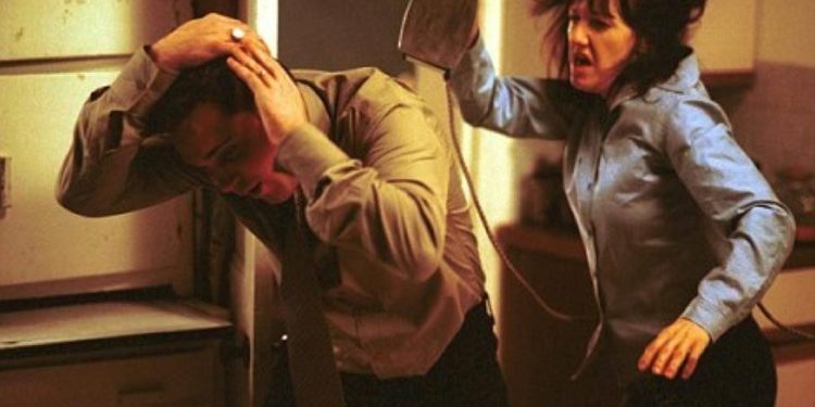 Alldaynews.gr Τρεις στους 10 Έλληνες τρώνε ξύλο από τη γυναίκα τους σύμφωνα με νέα έρευνα- Το ξύλο που τρώει ο Έλληνας δεν το τρώει άλλος κανένας