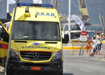 Καστέλα: ΙΧ έπεσε στα βράχια, σώοι οι δύο επιβαίνοντες