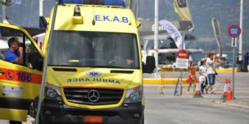 Alldaynews.gr Καστέλα: ΙΧ έπεσε στα βράχια, σώοι οι δύο επιβαίνοντες