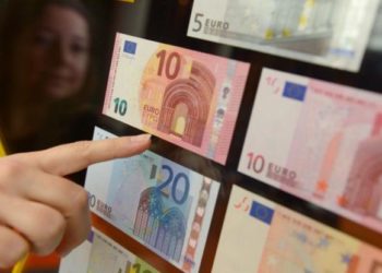 Ο απλός τρόπος για να βρείτε αμέσως αν το 20ευρω ή 50ευρω που σας έδωσαν είναι πλαστό – Αρκεί ο φακός του κινητού! (Video)