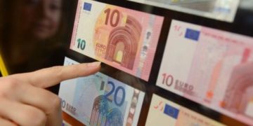 Alldaynews.gr Ο απλός τρόπος για να βρείτε αμέσως αν το 20ευρω ή 50ευρω που σας έδωσαν είναι πλαστό – Αρκεί ο φακός του κινητού! (Video)