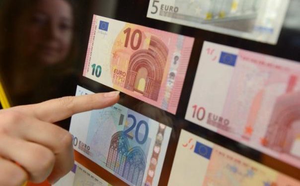 Alldaynews.gr Ο απλός τρόπος για να βρείτε αμέσως αν το 20ευρω ή 50ευρω που σας έδωσαν είναι πλαστό – Αρκεί ο φακός του κινητού! (Video)