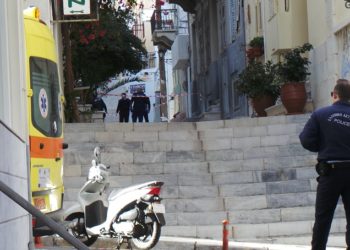 Πιτσιρίκια έβαλαν βόμβα σε περιπολικό στη Σύρο