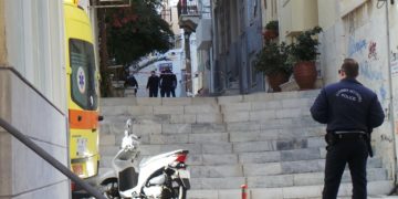 Alldaynews.gr Πιτσιρίκια έβαλαν βόμβα σε περιπολικό στη Σύρο