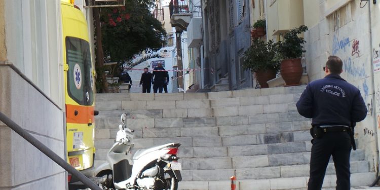 Alldaynews.gr Πιτσιρίκια έβαλαν βόμβα σε περιπολικό στη Σύρο