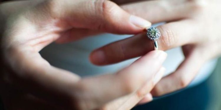 Alldaynews.gr Τα πεθερικά της προσέφεραν 30.000 δολάρια για να τον χωρίσει και αυτή…