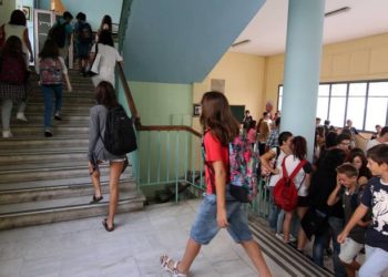 Σάλος στη Ρόδο για καθηγητή που άφησε έγκυο μαθήτρια γυμνασίου!