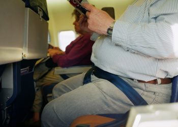 Επιβάτης μήνυσε την αεροπορική εταιρεία επειδή τον έβαλαν δίπλα σε έναν υπέρβαρο! Τι ζητάει και Τι θα πάρει;