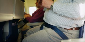 Alldaynews.gr Επιβάτης μήνυσε την αεροπορική εταιρεία επειδή τον έβαλαν δίπλα σε έναν υπέρβαρο! Τι ζητάει και Τι θα πάρει;