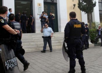 Απίστευτο: Γνωστός συγγραφέας δάγκωσε αστυνομικό στην Ευελπίδων