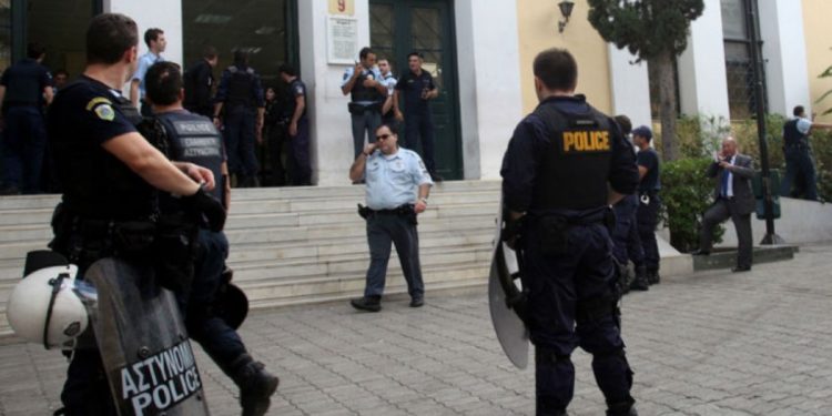 Alldaynews.gr Απίστευτο: Γνωστός συγγραφέας δάγκωσε αστυνομικό στην Ευελπίδων
