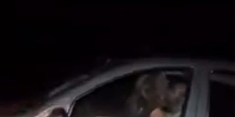 Alldaynews.gr Ζευγάρι έκανε σεξ μέσα σε εν κινήσει αυτοκίνητο αλλά τουλάχιστον… άναψαν τα αλάρμ (εικόνες)