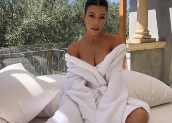 Η πιο καυτή φωτογράφιση της Kourtney Kardashian! Ποζάρει σχεδόν γυμνή για γνωστό περιοδικό [pics]