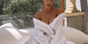 Η πιο καυτή φωτογράφιση της Kourtney Kardashian! Ποζάρει σχεδόν γυμνή για γνωστό περιοδικό [pics]