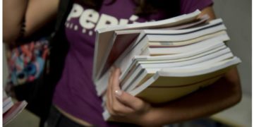 Alldaynews.gr Ρόδος: Ανάβει φωτιές το σύμφωνο συμβίωσης καθηγητή με πρώην μαθήτριά του – Η εκρηκτική συνάντηση με τους γονείς της!