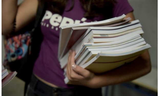 Alldaynews.gr Ρόδος: Ανάβει φωτιές το σύμφωνο συμβίωσης καθηγητή με πρώην μαθήτριά του – Η εκρηκτική συνάντηση με τους γονείς της!