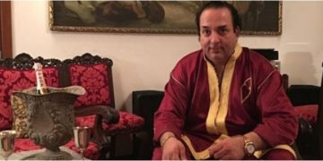 Χλιδή, μεταξωτές ρόμπες, ακριβές σαμπάνιες και γούστα στο Facebook του «χρυσού» Ριχάρδου[photos]