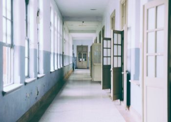 Απίστευτο περιστατικό στη Λάρισα – Στο νοσοκομείο μαθητής γιατί δεν μπορούσε να ξυπνήσει την ώρα του μαθήματος!