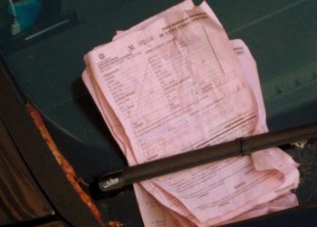 Θεσσαλονίκη: Βουνό οι κλήσεις στο αυτοκίνητο – Πλησίασε και είδε αυτές τις εικόνες στο παρμπρίζ (εικόνες)