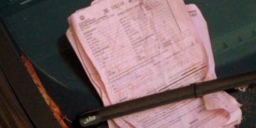 Alldaynews.gr Θεσσαλονίκη: Βουνό οι κλήσεις στο αυτοκίνητο – Πλησίασε και είδε αυτές τις εικόνες στο παρμπρίζ (εικόνες)