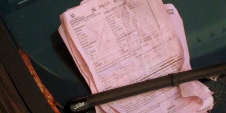 Alldaynews.gr Θεσσαλονίκη: Βουνό οι κλήσεις στο αυτοκίνητο – Πλησίασε και είδε αυτές τις εικόνες στο παρμπρίζ (εικόνες)