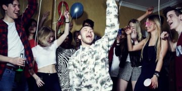 Διέθεσε το σπίτι του μέσω Airbnb, οι ένοικοι έκαναν πάρτι με 300 καλεσμένους – κι ακόμα πληρώνει τις ζημιές