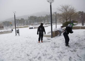 Στα λευκά η Θεσσαλονίκη – Στο Ασβεστοχώρι άρχισε ο χιονοπόλεμος! (εικόνες, video)