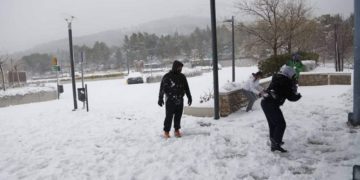 Στα λευκά η Θεσσαλονίκη – Στο Ασβεστοχώρι άρχισε ο χιονοπόλεμος! (εικόνες, video)