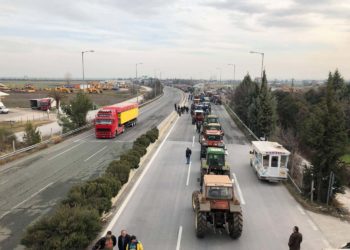 ΕΚΤΑΚΤΟ: Έκλεισαν την Εθνική Οδό Αθηνών – Θεσσαλονίκης οι αγρότες (εικόνες, vid)