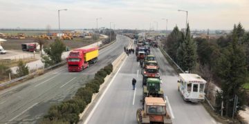 ΕΚΤΑΚΤΟ: Έκλεισαν την Εθνική Οδό Αθηνών – Θεσσαλονίκης οι αγρότες (εικόνες, vid)