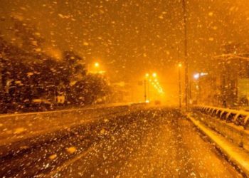 Το έστρωσε στα βόρεια προάστια – Νιφάδες και στο κέντρο της Αθήνας! (εικόνες)