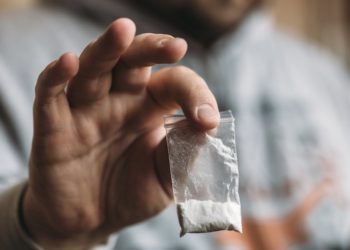 Καταγγελία στην Αστυνομία: «Με κορόιδεψαν, μού πούλησαν ζάχαρη αντί για κοκαΐνη!» – Η Ξεκαρδιστική Απάντηση