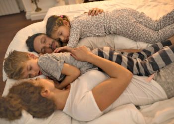 Επιτρέπουμε στο παιδί μας να κοιμηθεί στο κρεβάτι μας;