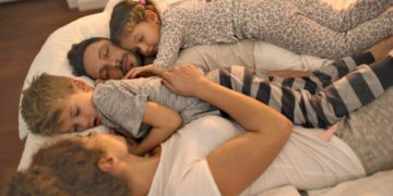 Alldaynews.gr Επιτρέπουμε στο παιδί μας να κοιμηθεί στο κρεβάτι μας;