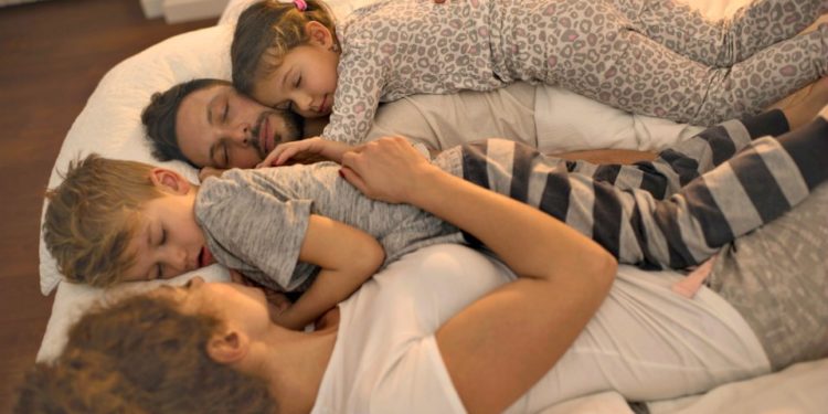 Alldaynews.gr Επιτρέπουμε στο παιδί μας να κοιμηθεί στο κρεβάτι μας;