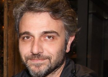 «Με έκανε ρόμπα σε όλη την τράπεζα! Μου είπε… θα έπρεπε να ντρέπεστε, δεν σέβεστε…»