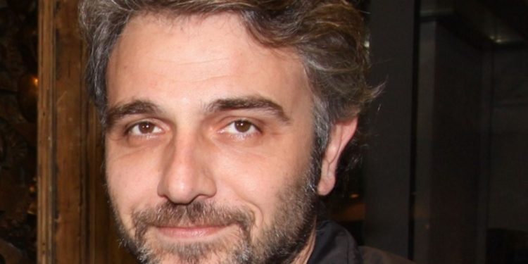 «Με έκανε ρόμπα σε όλη την τράπεζα! Μου είπε… θα έπρεπε να ντρέπεστε, δεν σέβεστε…»