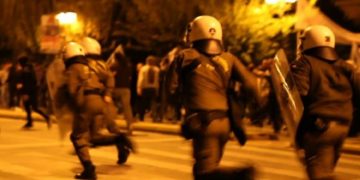 Alldaynews.gr Αιματηρά επεισόδια μεταξύ οπαδών του Άρη και του ΠΑΟΚ με τραυματίες και προσαγωγές (pics)