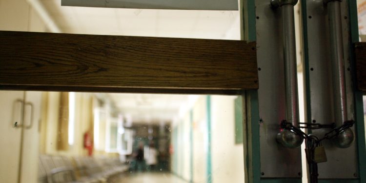 Σύλληψη γιατρού για φακελάκι από καρκινοπαθή – Πασίγνωστος καθηγητής πήρε χιλιάδες ευρώ από ασθενή