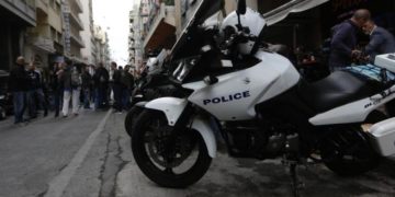 Ξυλοδαρμός φοιτητή έξω από το Αστυνομικό Τμήμα: «Θα σου σπάσουμε τα δόντια»